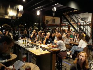 Aandachtige deelnemers bij pubquiz Werkspoorcafé de Leckere